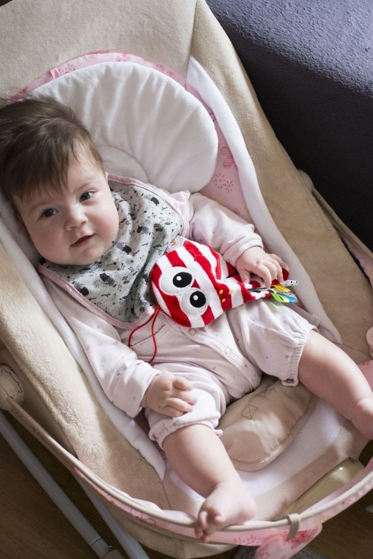 Mom's Care, caracatita fosnitoare cu agatatoare, jucarie senzoriala contrastanta