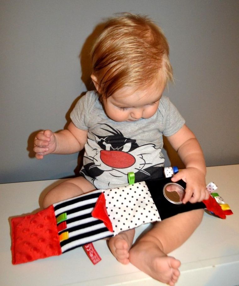 Mom's Care, carticica, jucarie senzoriala contrastanta, rosu