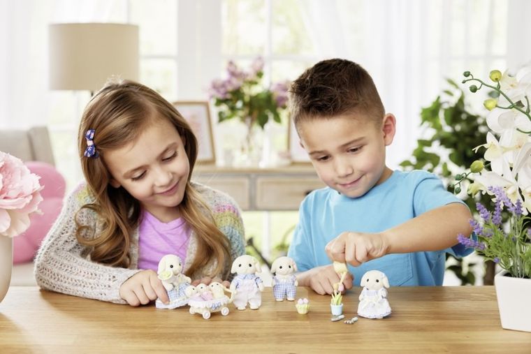 Sylvanian Families, Familia de iepurasi, set de figurine, 5735