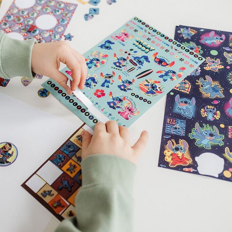 Totum, Lilo si Stitch, set mare de stickere, 300 elemente