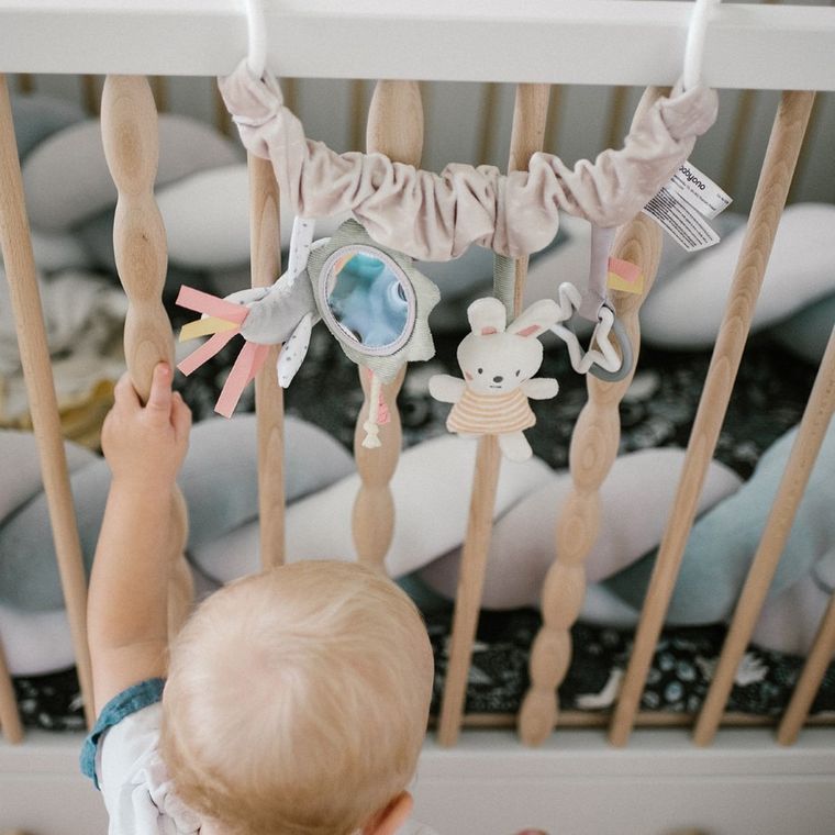 BabyOno, jucarie educativa - agatatoare pentru carucior si scaun auto, nature