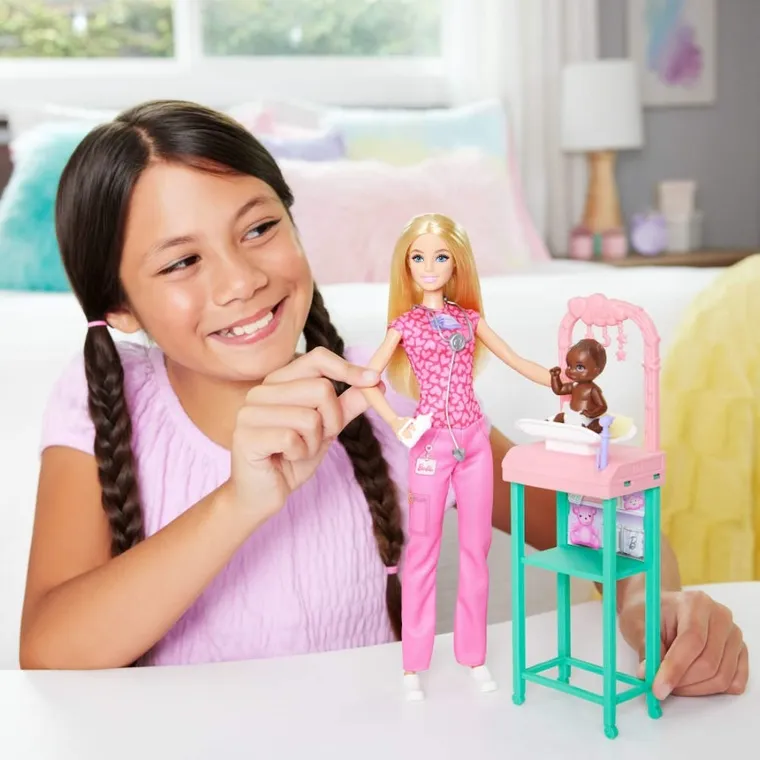 Barbie, Cariera, Doctorita pediatru, set de joaca cu 2 papusi si accesorii