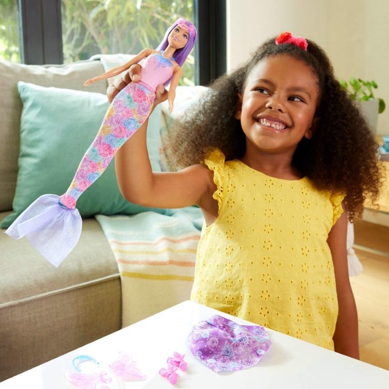 Barbie, Costume de poveste, set cu papusa si accesorii