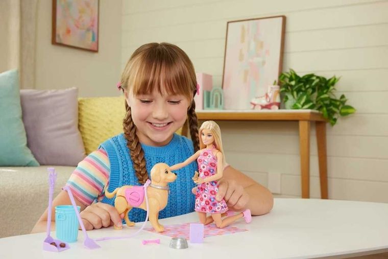 Barbie, Walk & Potty Pup, set de joaca cu papusa Malibu si accesorii