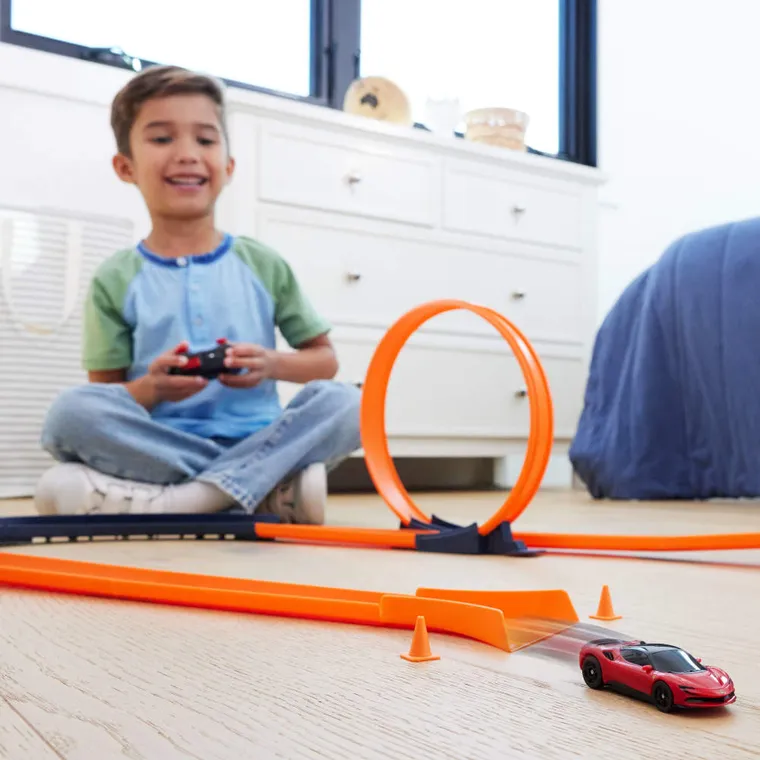 Hot Wheels, Ferrari SF90 Stradale Assetto Fiorano R/C, masina cu telecomanda, scara 1:64