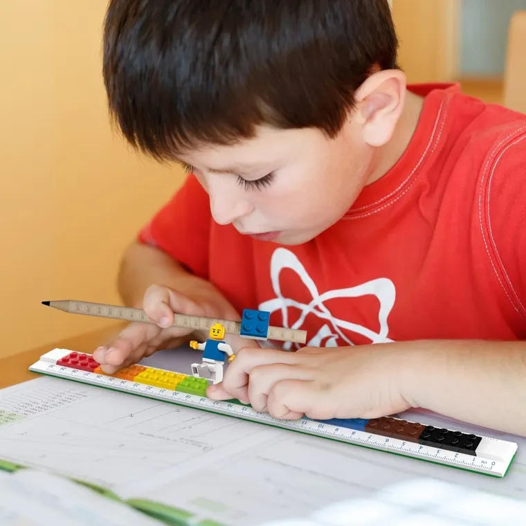 LEGO, rigla construibila cu minifigurina