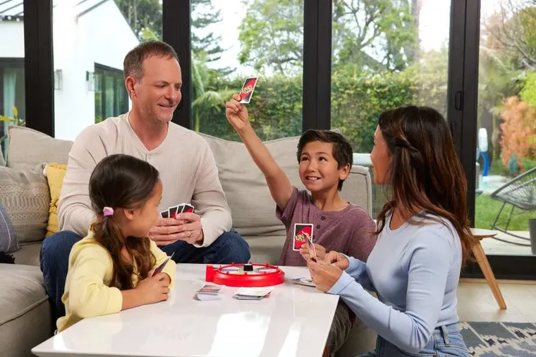 Mattel, UNO Spin, joc de carti