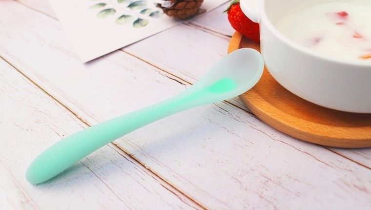 Mombella, lingurita din silicon, moale, 2 buc., albastra