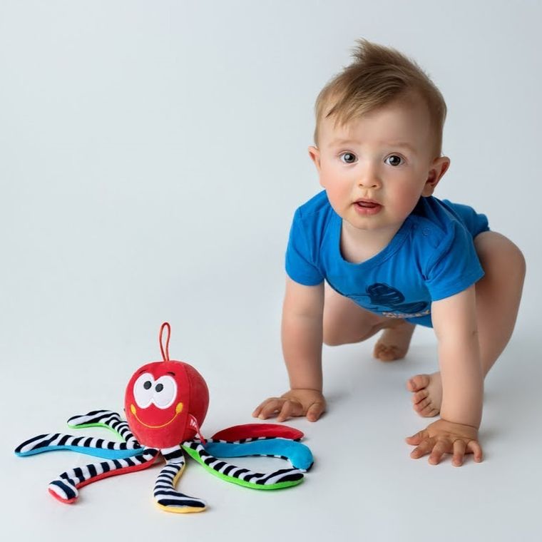 Mom's Care, caracatita, prima jucarie de plus cu agatatoare, jucarie senzoriala contrastanta, rosu