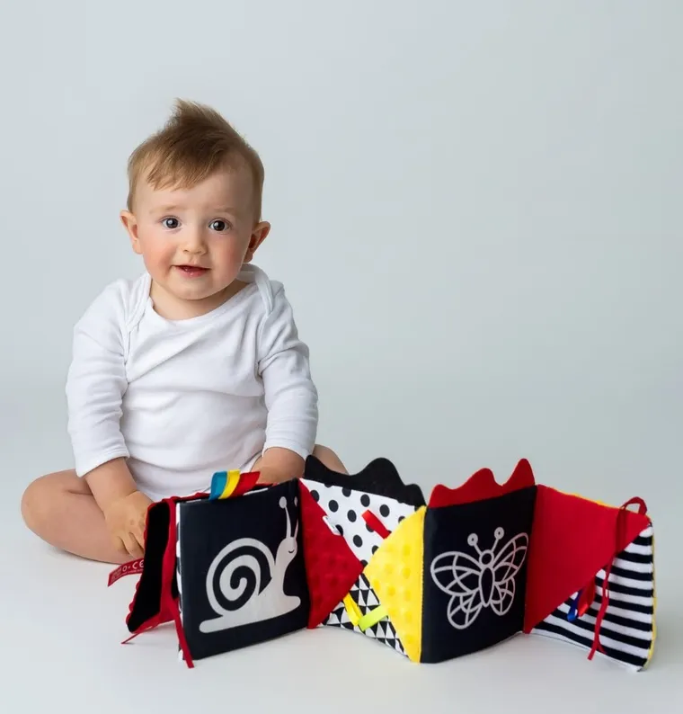 Mom's Care, carte pentru patut, aparatoare pentru patut, jucarie senzoriala contrastanta