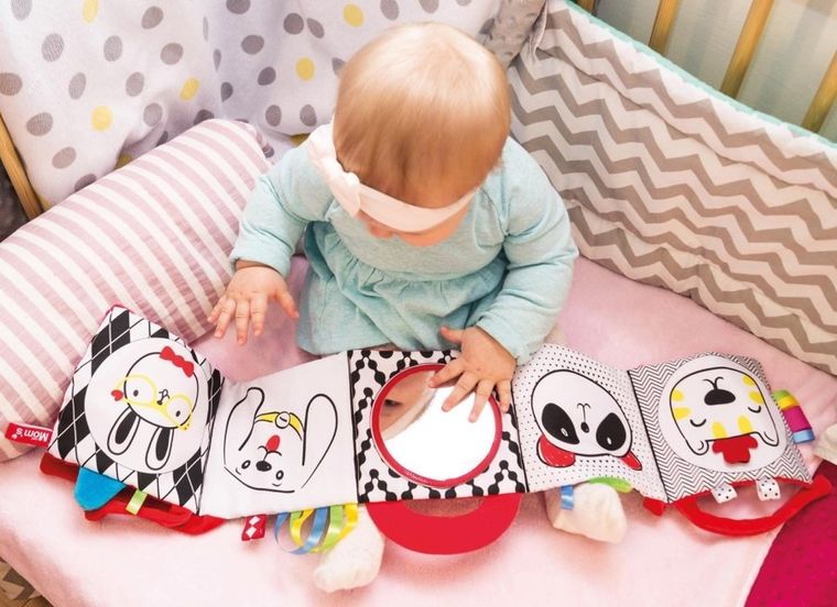 Mom's Care, carte pentru patut, aparatoare pentru patut, jucarie senzoriala contrastanta