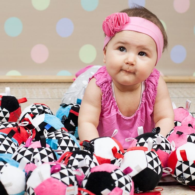 Mom's Care, mingiuta cu agatatoare, jucarie senzoriala contrastanta, rosu