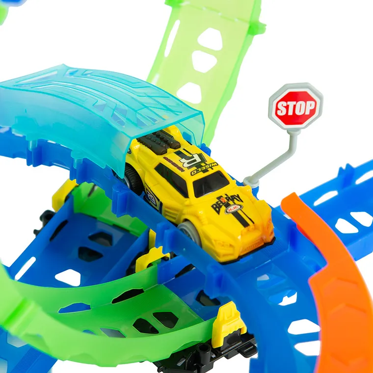 Pista de curse care lumineaza in intuneric, set cu masinuta