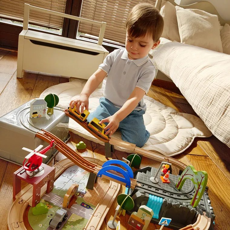 Smiki, sine de lemn cu trenulet electric si recipient de depozitare