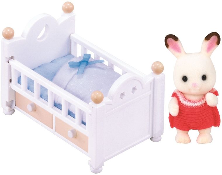 Sylvanian Families, Iepurasul bebe cu urechiuse de ciocolata si patut, set cu figurina