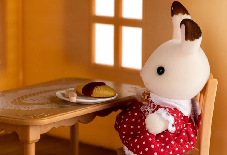 Sylvanian Families, Casa rustica primitoare, set de inceput cu figurina, 5242/5303