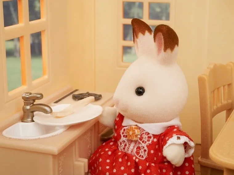 Sylvanian Families, Casa rustica primitoare, set de inceput cu figurina, 5242/5303