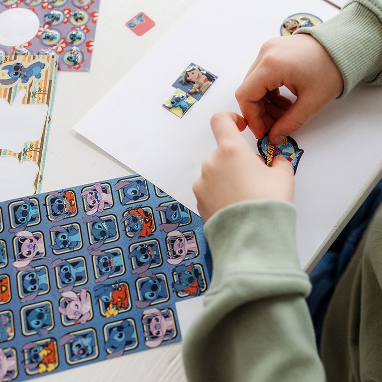 Totum, Lilo si Stitch, set mare de stickere, 300 elemente