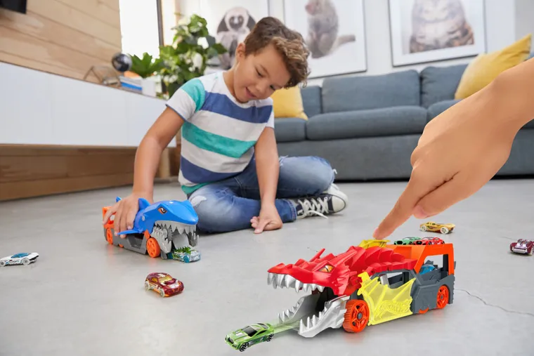 Hot Wheels, Battling Creature Transports, set de joaca cu 12 masini