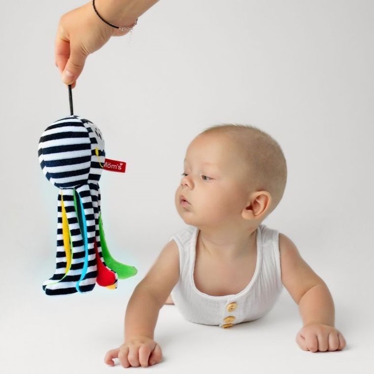 Mom's Care, caracatita, prima jucarie de plus cu agatatoare, jucarie senzoriala contrastanta, alb-negru