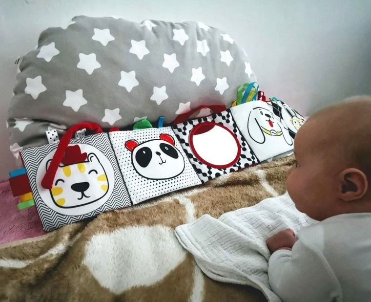 Mom's Care, carte pentru patut, aparatoare pentru patut, jucarie senzoriala contrastanta