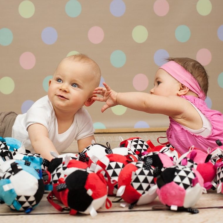 Mom's Care, mingiuta cu agatatoare, jucarie senzoriala contrastanta, rosu