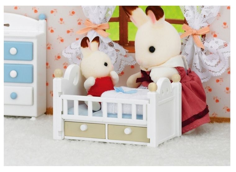 Sylvanian Families, Iepurasul bebe cu urechiuse de ciocolata si patut, set cu figurina
