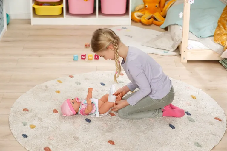 Baby Born, papusa Emma, ​​43 cm, set cu salopeta suplimentara + pachet de 5 scutece gratuit