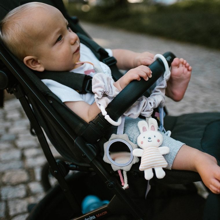 BabyOno, jucarie educativa - agatatoare pentru carucior si scaun auto, nature