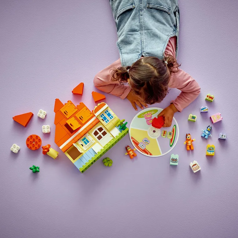 LEGO DUPLO Bluey, Casa de familie a lui Blue cu un joc de memorie, 10459