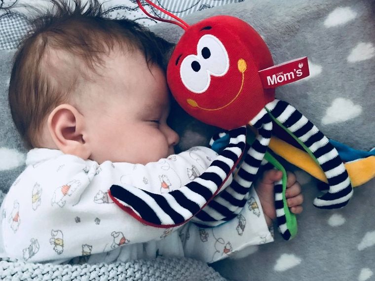 Mom's Care, caracatita, prima jucarie de plus cu agatatoare, jucarie senzoriala contrastanta, rosu