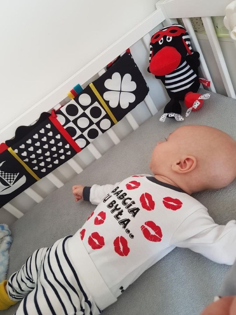 Mom's Care, carte pentru patut, aparatoare pentru patut, jucarie senzoriala contrastanta