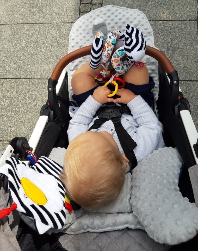 Mom's Care, pisica in dungi, jucarie senzoriala contrastanta cu agatatoare