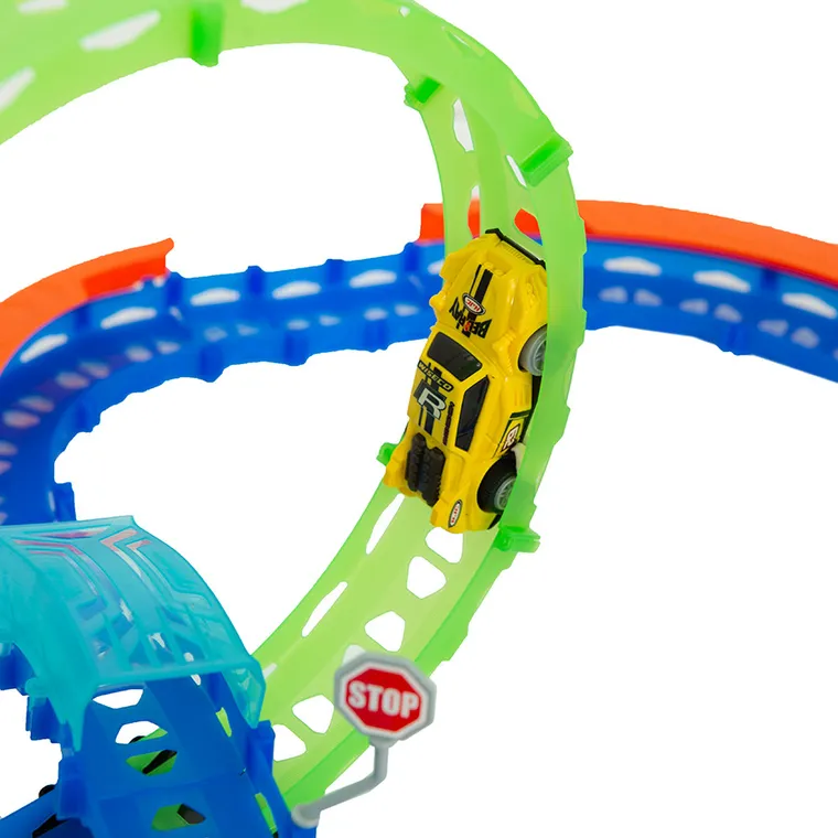 Pista de curse care lumineaza in intuneric, set cu masinuta