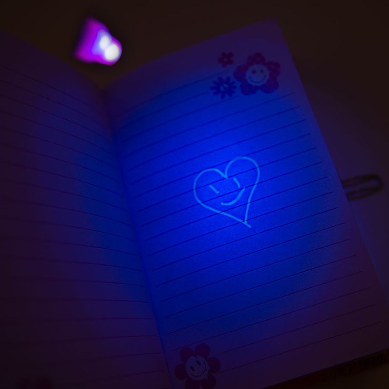 Smiki, jurnal cu pix UV