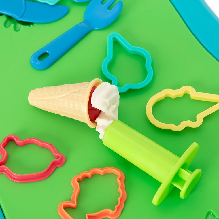 Smiki, masuta cu pasta modelatoare, 4 culori si accesorii
