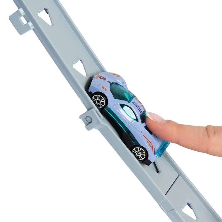 Smiki, parcare supraetajata cu tobogan si vehicule