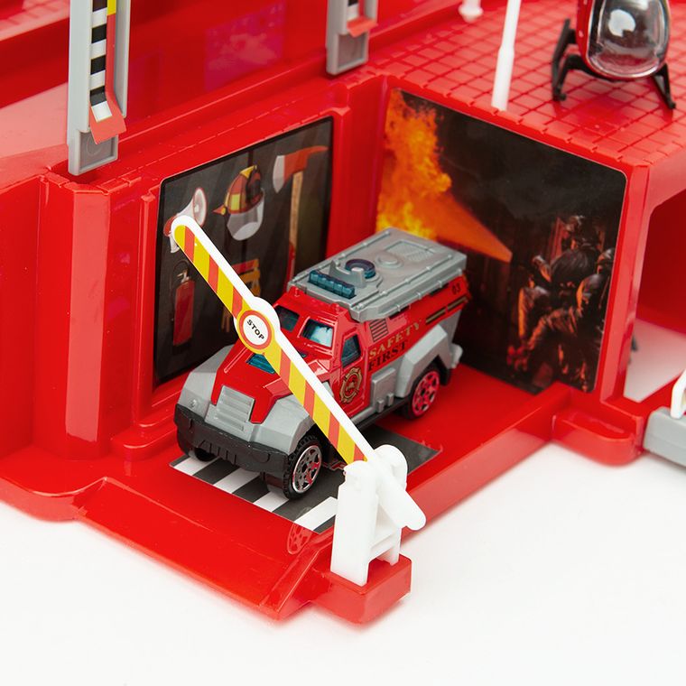 Smiki, Pompieri, garaj cu vehicule