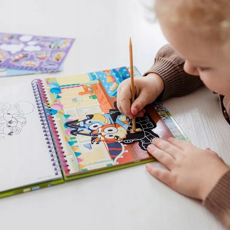 Totum, Bluey, carte de colorat si razuit cu stickere