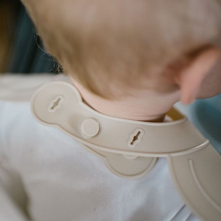 BabyOno, Baveta din silicon cu inchidere reglabila, bej