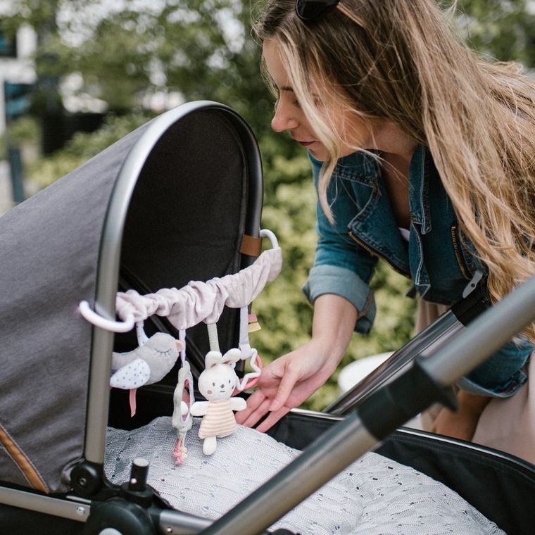 BabyOno, jucarie educativa - agatatoare pentru carucior si scaun auto, nature
