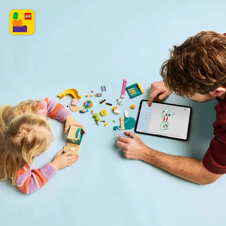 LEGO Bluey, Distractie la locul de joaca cu Blue si Chloe, 11201