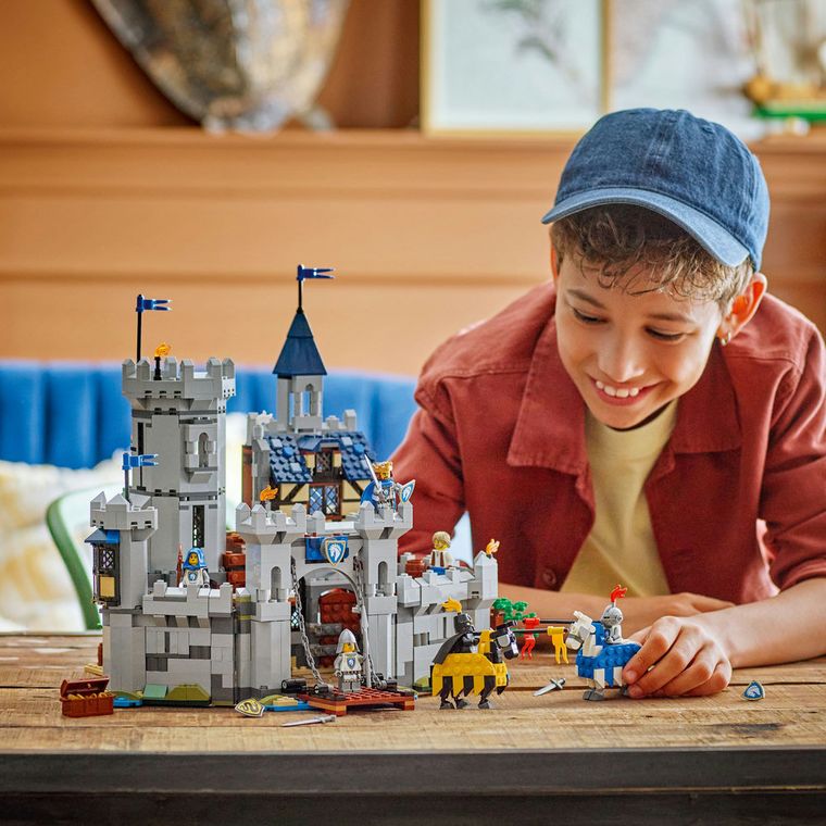 LEGO Creator, Castel medieval cu cai si cavaleri, 31168
