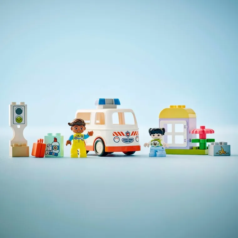 LEGO DUPLO, Ambulanta si sofer, 10447