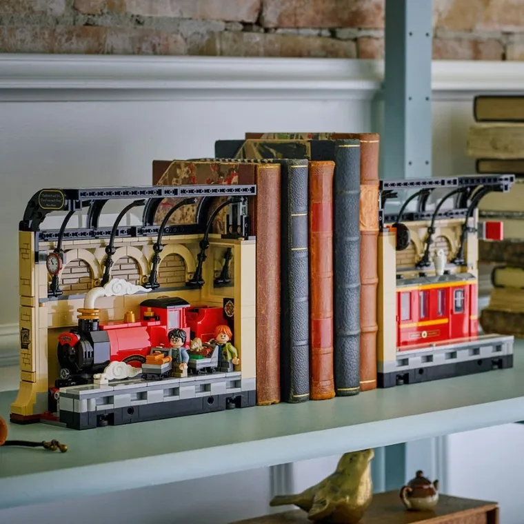 LEGO Harry Potter TM, Coltul cu carti: Expresul Hogwarts, 76450