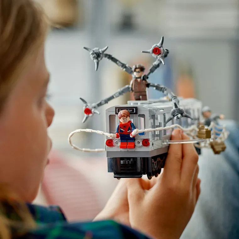 LEGO Super Heroes, Lupta de pe acoperisul trenului dintre Omul-Paianjen si Doc Ock, 76321