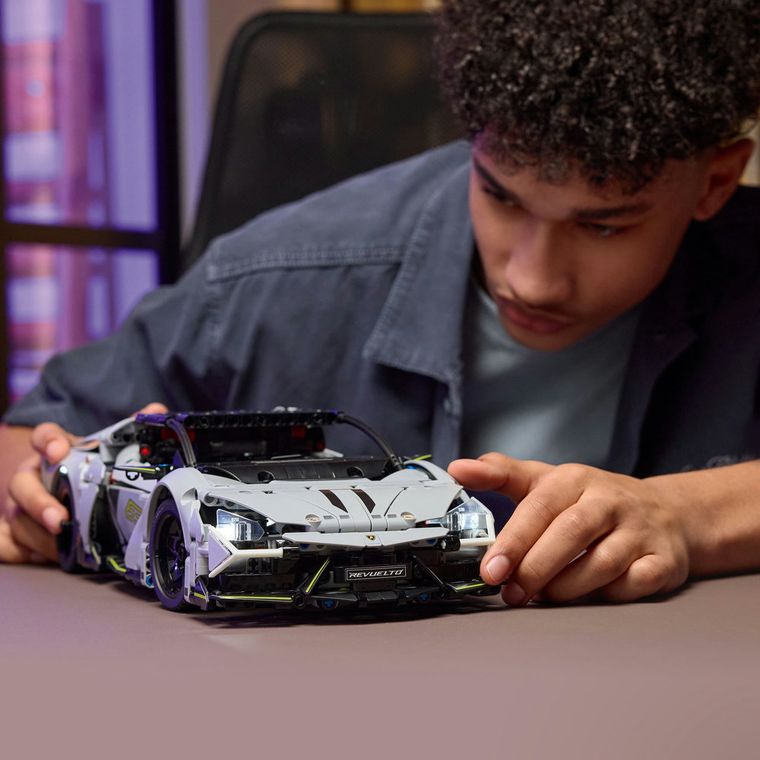LEGO Technic, Supermasina sport Lamborghini Revuelto, 42214