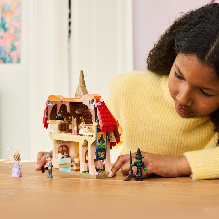 LEGO Wicked, Glinda si Elphaba viziteaza Munchkinland, 75690