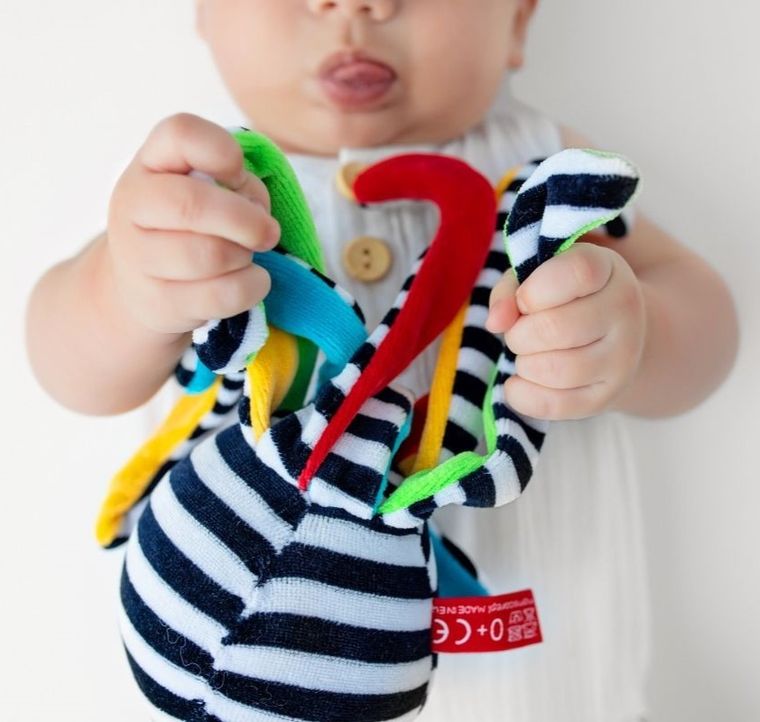 Mom's Care, caracatita, prima jucarie de plus cu agatatoare, jucarie senzoriala contrastanta, alb-negru