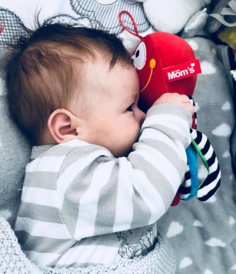 Mom's Care, caracatita, prima jucarie de plus cu agatatoare, jucarie senzoriala contrastanta, rosu